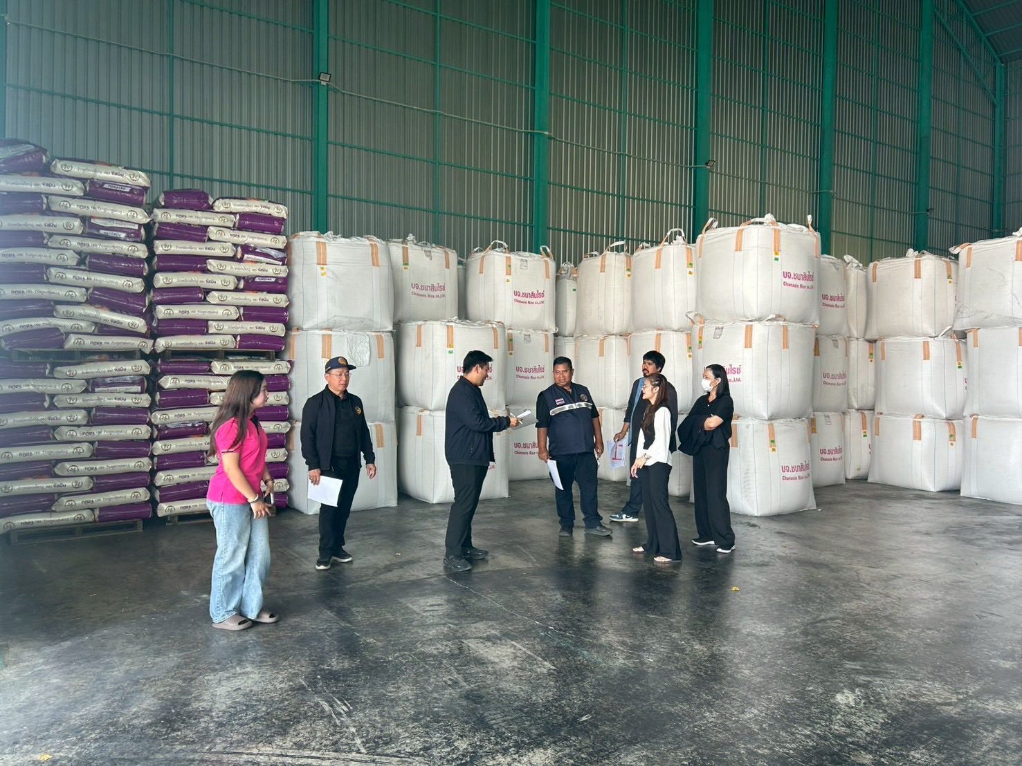 พาณิชย์จังหวัดเพชรบุรี พร้อมคณะทำงาน ตรวจสอบสต็อกและหลักฐานการขอรับชดเชยดอกเบี้ยตามโครงการชดเชยดอกเบี้ยให้ผู้ประกอบการค้าข้าวในการเก็บสต็อกปี 2568/69 จังหวัดเพชรบุรี