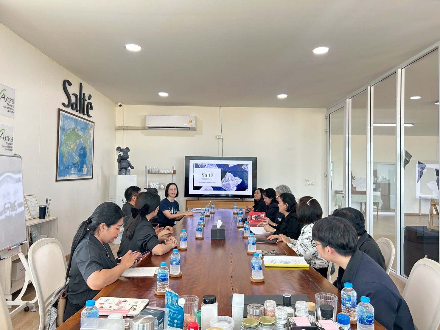 พาณิชย์กลุ่มจังหวัดภาคกลางตอนล่าง 2 ลงพื้นที่ดูงานด้านการผลิตและการตลาดสินค้าเกลือสมุทร ณ บริษัทเกลือ Salt&eacute; &nbsp;รับฟังข้อเสนอแนะ และให้คำแนะนำในการเปิดตลาดใหม่ในต่างประเทศ