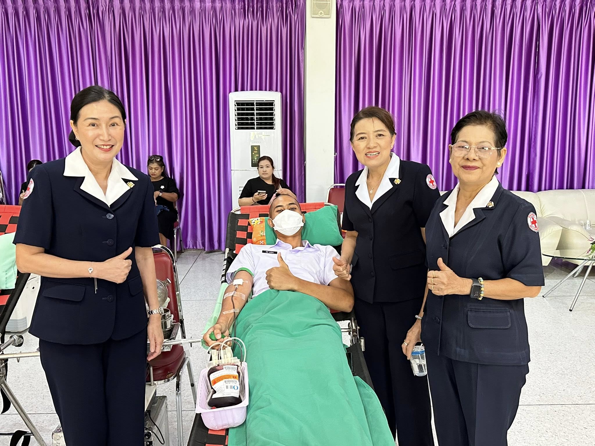 กาชาดจังหวัดเพชรบุรี จัดกิจกรรมรับบริจาคโลหิต เนื่องในวันคล้ายวันพระบรมราชสมภพของ พระบาทสมเด็จพระบรมชนกาธิเบศร มหาภูมิพลอดุลยเดชมหาราช บรมนาถบพิตร วันชาติ และวันพ่อแห่งชาติ &nbsp;