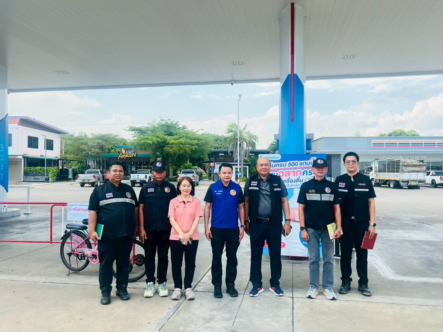 พาณิชย์จังหวัดเพชรบุรี ตรวจติดตามสถานการณ์สถานีบริการจำหน่ายน้ำมันเชื้อเพลิงในพื้นที่จังหวัดเพชรบุรี &nbsp;18 แห่ง &nbsp;พบว่าสถานีบริการจำหน่ายน้ำมันเชื้อเพลิงมีประชาชนมาใช้บริการเพิ่มมากขึ้น ตรวจวัดถังเก็บน้ำมันแล้วพบว่าหมดจริงตามที่แจ้ง ไม่พบการกักตุนสินค้าหรือปฏิเสธการจำหน่ายสินค้าหรือขึ้นสินค้า
