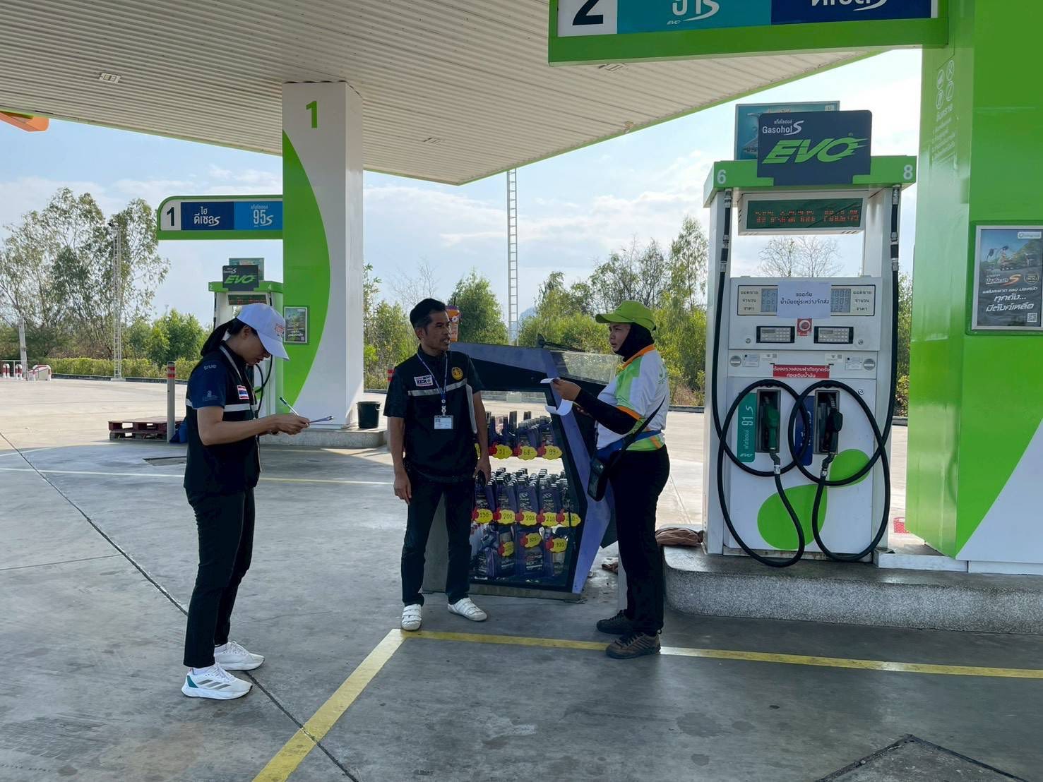 พลังงานจังหวัดเพชรบุรี ร่วมกับพาณิชย์จังหวัดเพชรบุรี ลงพื้นที่ตรวจสอบสถานีบริการน้ำมันเชื้อเพลิงในจังหวัดเพชรบุรี ภาพรวมสถานการณ์น้ำมันในจังหวัดเพชรบุรียังคงอยู่ในระดับที่เพียงพอ ไม่ถึงขั้นขาดแคลน" และปัญหาที่เกิดขึ้นเป็นเพียงการขาดช่วงชั่วคราวในบางพื้นที่เท่านั้น&nbsp;