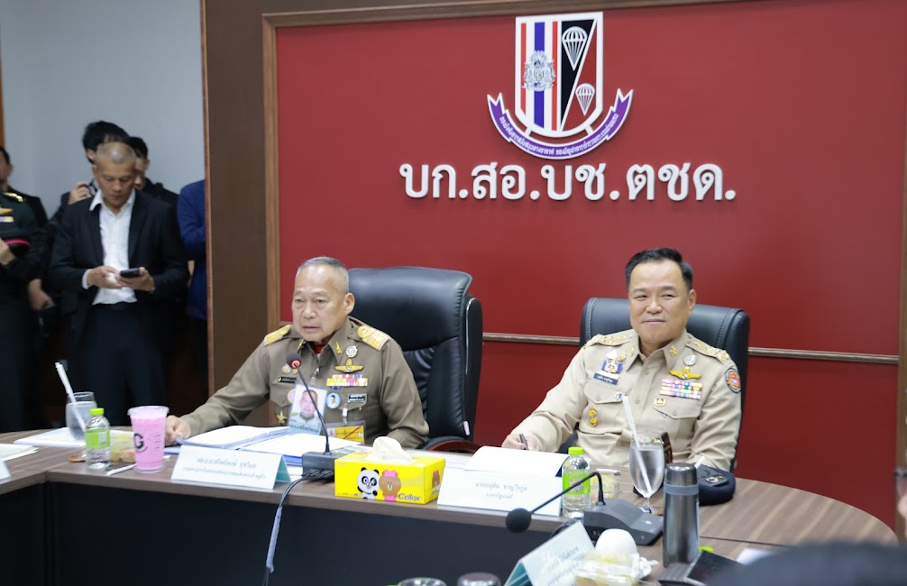 ราชเลขานุการในพระองค์พระบาทสมเด็จพระเจ้าอยู่หัว และนายกรัฐมนตรี พร้อมคณะ ลงพื้นที่จังหวัดเพชรบุรี ติดตามความก้าวหน้าโครงการพัฒนาจังหวัดเพชรบุรี