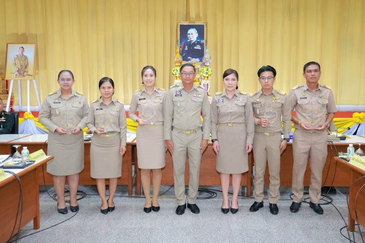 ผวจ.เพชรบุรี มอบโล่รางวัลประกาศเกียรติคุณ ให้หน่วยงานที่มีผู้มาใช้สิทธิเลือกตั้งสูงสุด &nbsp;ในการเลือกตั้งสมาชิกสภาองค์การบริหารส่วนตำบลและนายกองค์การบริหารส่วนตำบล &nbsp;และการเลือกตั้งสมาชิกสภาผู้แทนราษฎรและการออกเสียงประชามติ&nbsp;