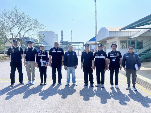 พาณิชย์จังหวัดเพชรบุรี ร่วมกับคณะทำงาน ติดตามสถานการณ์ด้านพลังงาน คลังสำหรับให้บริการเช่าถังเก็บน้ำมัน ไม่พบว่ามีการเก็บน้ำมันสำเร็จรูป (น้ำมันกลุ่มดีเซล และกลุ่มเบนซิน) ไว้ในถัง &nbsp; ป้องกันการฉวยโอกาสและปกป้องสิทธิของผู้บริโภค