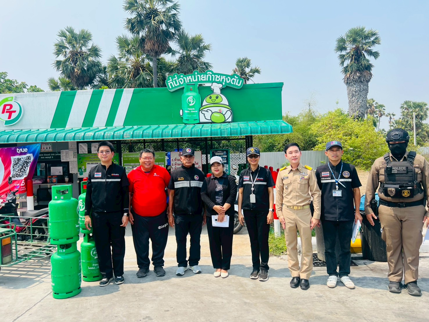 พาณิชย์จังหวัดเพชรบุรี ร่วมกับคณะทำงานตรวจสอบ ติดตามสถานการณ์ราคาสินค้า แก้ไขปัญหาและดำเนินคดีกับผู้ฝ่าฝืนและกระทำความผิดตามกฎหมาย