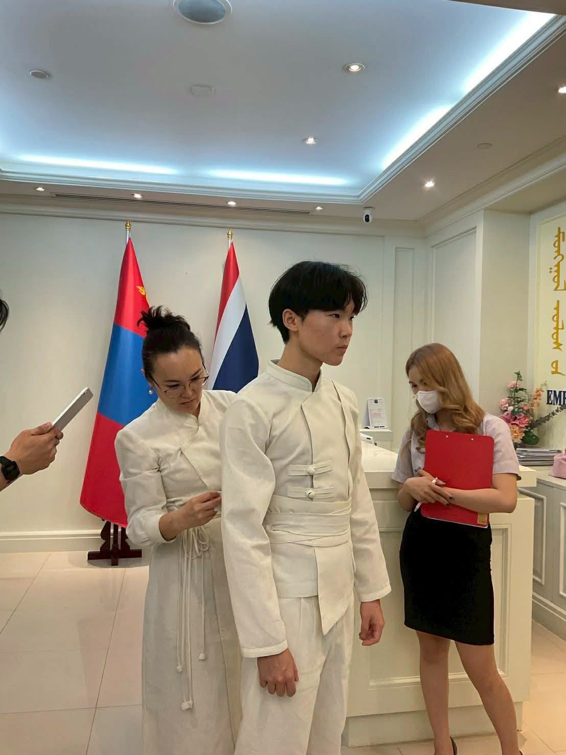 มรภ.เพชรบุรี นำทีม Fitting ชุดผ้าไหมไทย เข้าพบ &nbsp;ที่ปรึกษาเอกอัครราชทูตมองโกเลีย และ Mr. Anand Tugs-Ochir ณ สถานเอกอัครราชทูตมองโกเลียประจำประเทศไทย ให้ทดลองสวมใส่ชุด (Fitting) ก่อนเข้าสู่กระบวนการตัดเย็บจริง เดินหน้าสู่เวทีโลก