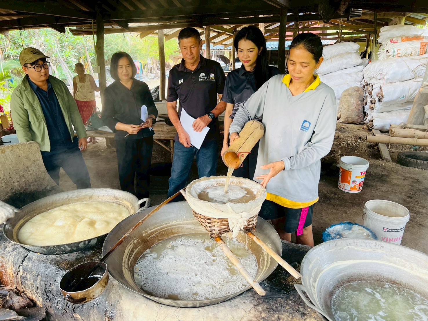 พาณิชย์จังหวัดเพชรบุรี ลงพื้นที่ตรวจสอบข้อเท็จจริงของแหล่งที่มาและคุณภาพสินค้าสิ่งบ่งชี้ทางภูมิศาสตร์ น้ำตาลโตนดเมืองเพชร
