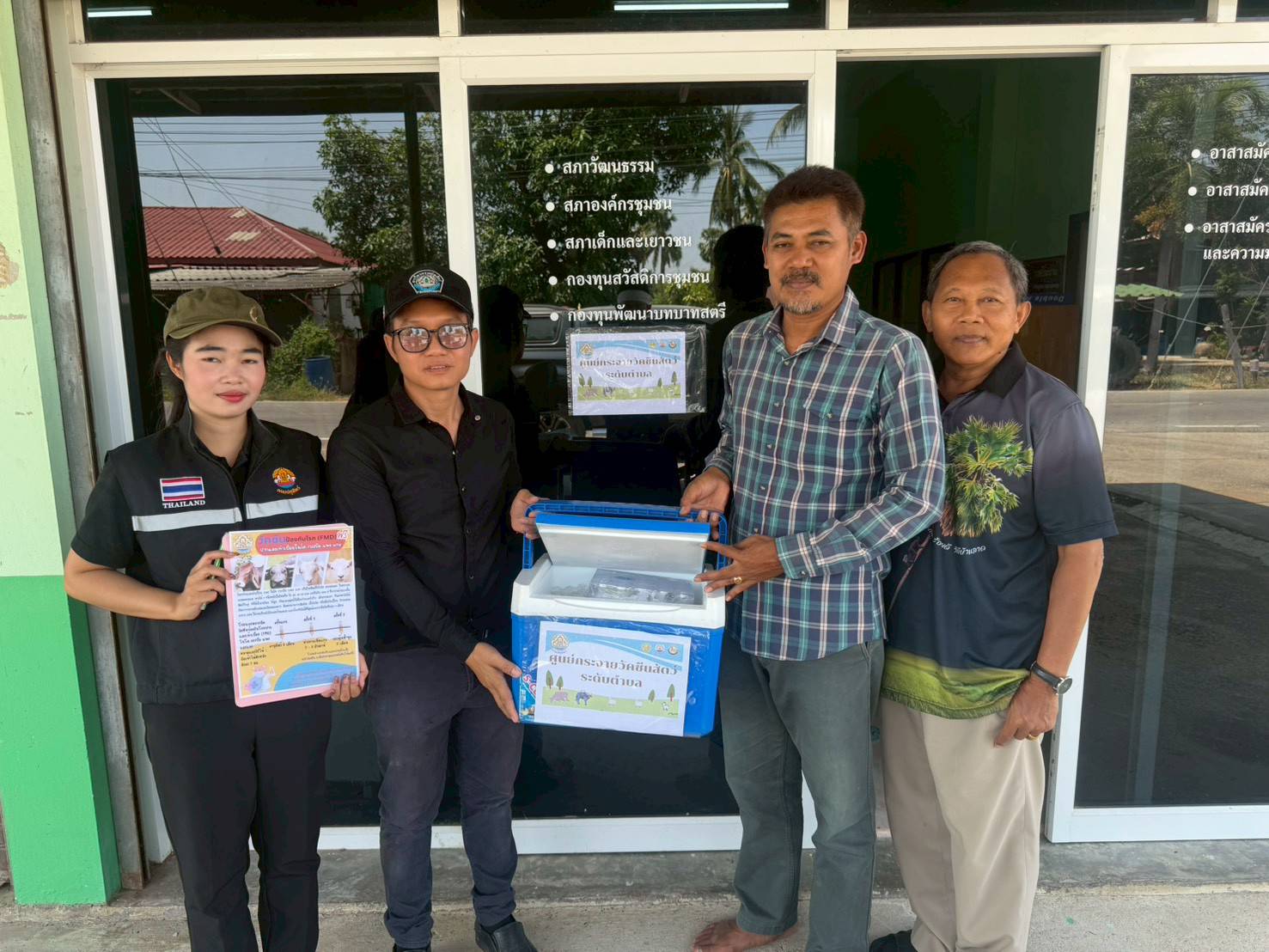 ปศุสัตว์บ้านลาด จ.เพชรบุรี ส่งมอบวัคซีนป้องกันโรคปากและเท้าเปื่อย (FMD) รอบที่ 1/2569 เพิ่มประสิทธิภาพการป้องกันโรคระบาดสัตว์แก่เกษตรกร