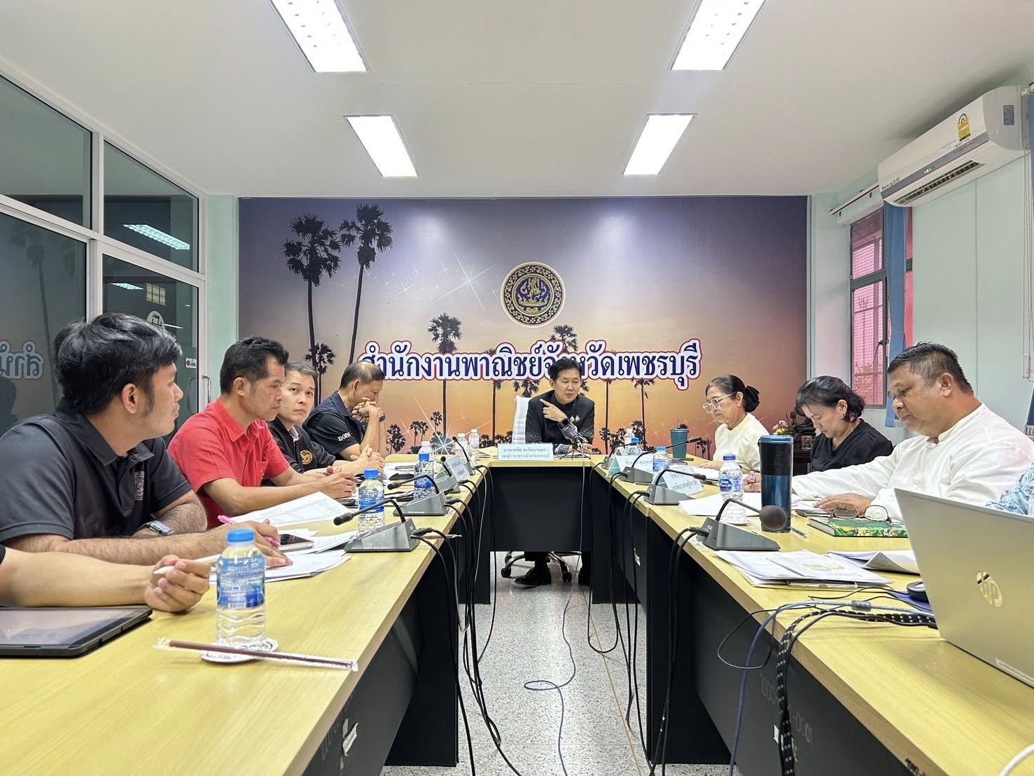 จังหวัดเพชรบุรี ติดตามผลการดำเนินการ ปัญหา อุปสรรค โครงการ ไทยช่วยไทย &nbsp;และหาแนวทาง นำสินค้าจากผู้ประกอบการในพื้นที่จังหวัดเพชรบุรีมาจำหน่ายในราคาต่ำกว่าท้องตลาด บรรเทาภาระค่าครองชีพของประชาชน เพิ่มโอกาสให้ทุกคนเข้าถึงสินค้าอุปโภค บริโภค
