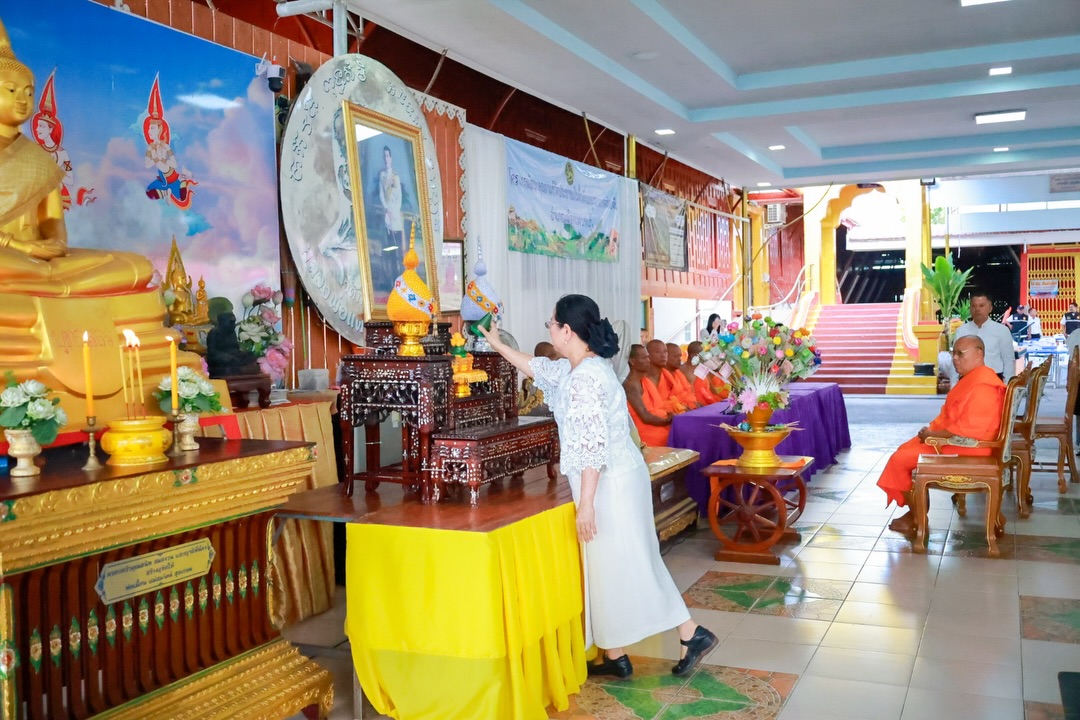 อำเภอเมืองจังหวัดเพชรบุรี พัฒนาคุณภาพชีวิตประชาชนในพื้นที่แบบบูรณาการอย่างยั่งยืน ตักบาตร ข้าวสาร อาหารแห้ง เครื่องอุปโภคบริโภค นำไปช่วยเหลือกลุ่มเปราะบาง ผู้ด้อยโอกาส/คนยากจนในพื้นที่
