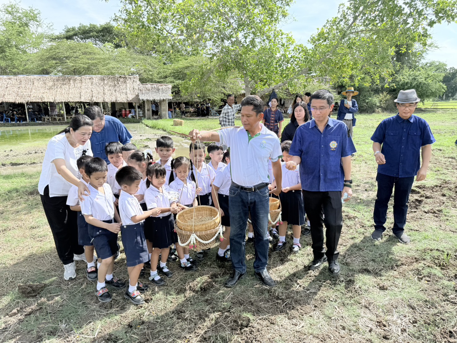 ศูนย์เรียนรู้ตามแนวพระราชดำริ (นาบุญข้าวหอม) เริ่มต้นฤดูกาลเพาะปลูก สืบสานประเพณีแรกนาเพชรบุรี &nbsp;มุ่งอนุรักษ์วิถีชาวนาและบูชาพระแม่โพสพ&nbsp;