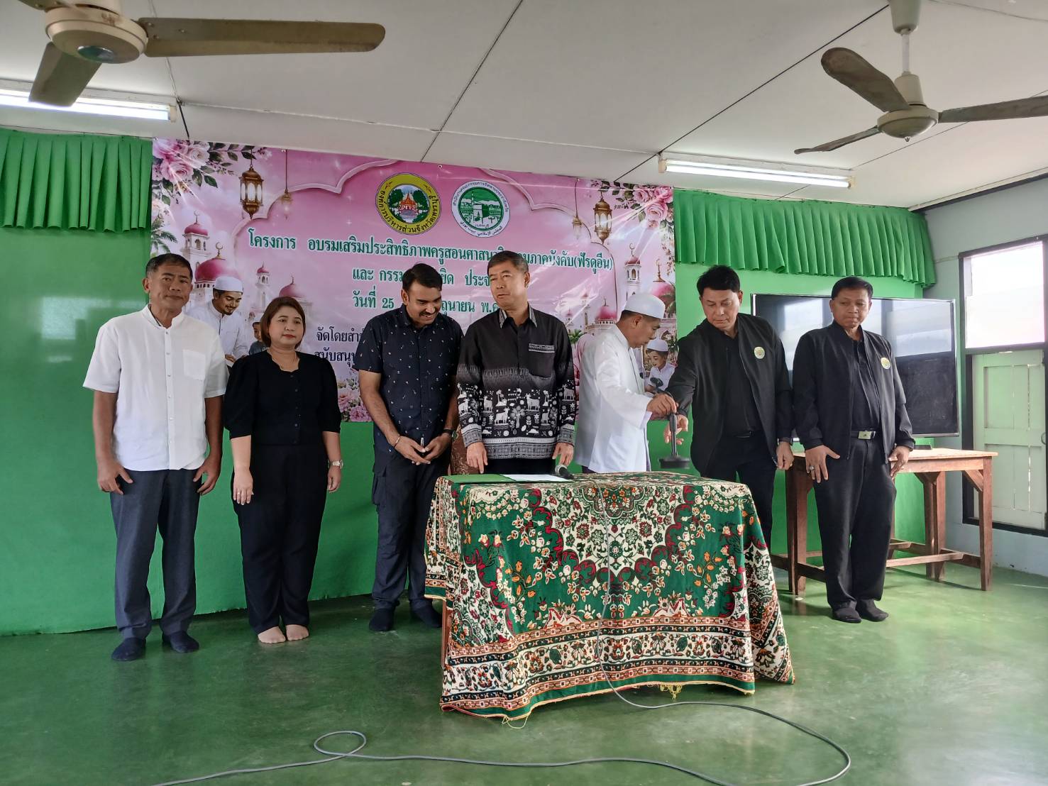 มัสยิดประจำจังหวัดเพชรบุรี &nbsp;เสริมสร้างประสิทธิภาพครูสอนศาสนาอิสลามภาคบังคับ(ฟัดูอีน) และกรรมการมัสยิด ฟื้นฟูศีลธรรมวัฒนธรรมสังคมมุสลิม