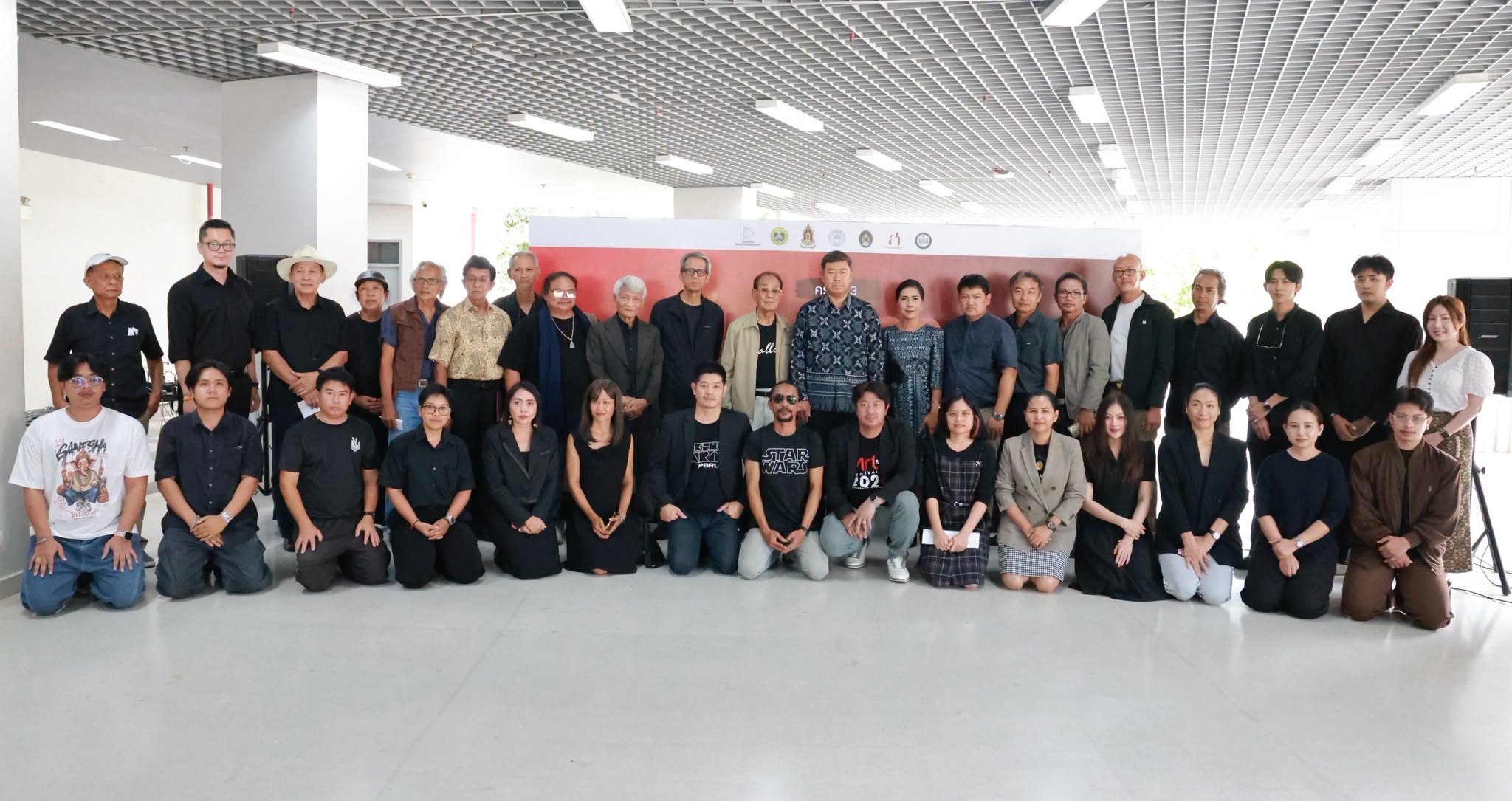 ชมรมศิลปินทัศนศิลป์ร่วมสมัยเพชรบุรี ร่วมกับ ภาคีเครือข่าย &nbsp; จัดนิทรรศการทัศนศิลป์ร่วมสมัยเมืองเพชร รวมพลังสร้างสรรค์ศิลปินเมืองเพชร เผยแพร่ผลงานศิลปะให้เข้าถึงประชาชนได้มากขึ้น