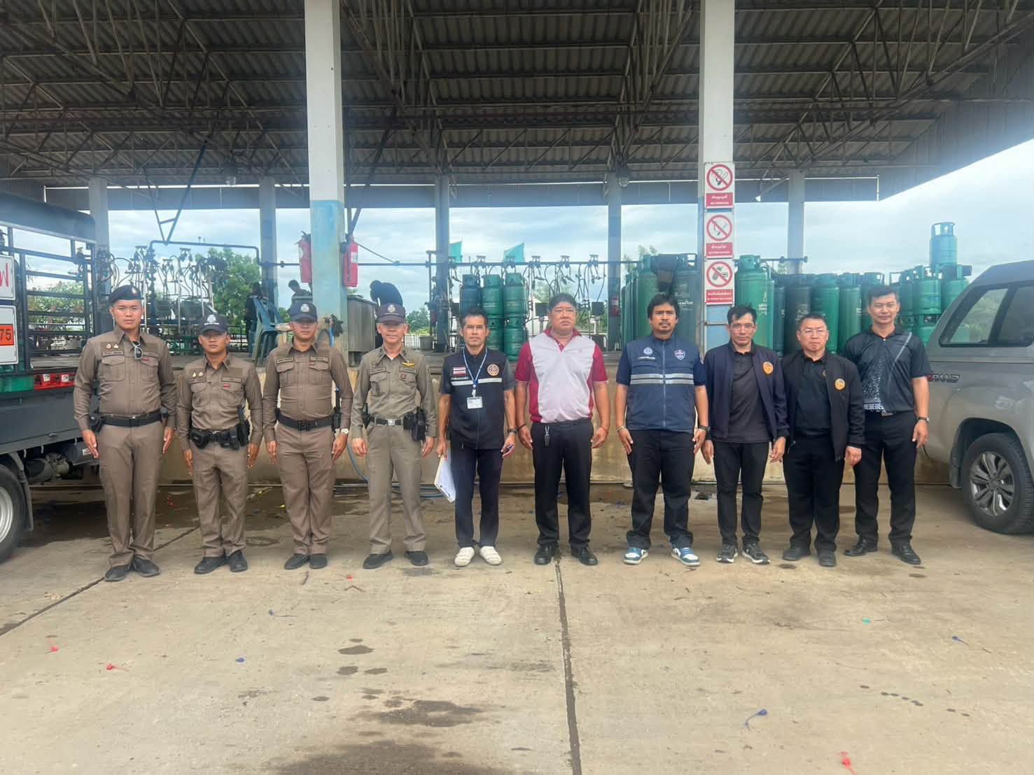พาณิชย์จังหวัดเพชรบุรี ร่วมกับคณะทำงานตรวจสอบ ติดตามสถานการณ์ราคาสินค้า แก้ไขปัญหาและดำเนินคดีกับผู้ฝ่าฝืนและกระทำความผิดตามกฎหมาย