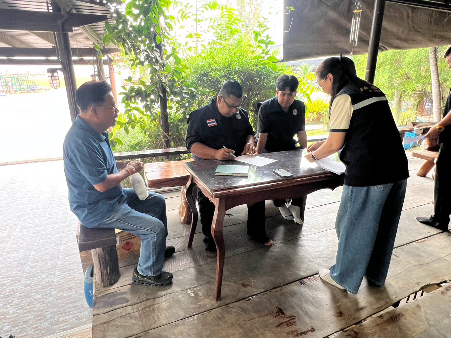 พาณิชย์จังหวัดเพชรบุรี และคณะ ติดตามตรวจสอบการดำเนินโครงการดูดซับข้าวเปลือกนาปรัง ปีการผลิต 2569