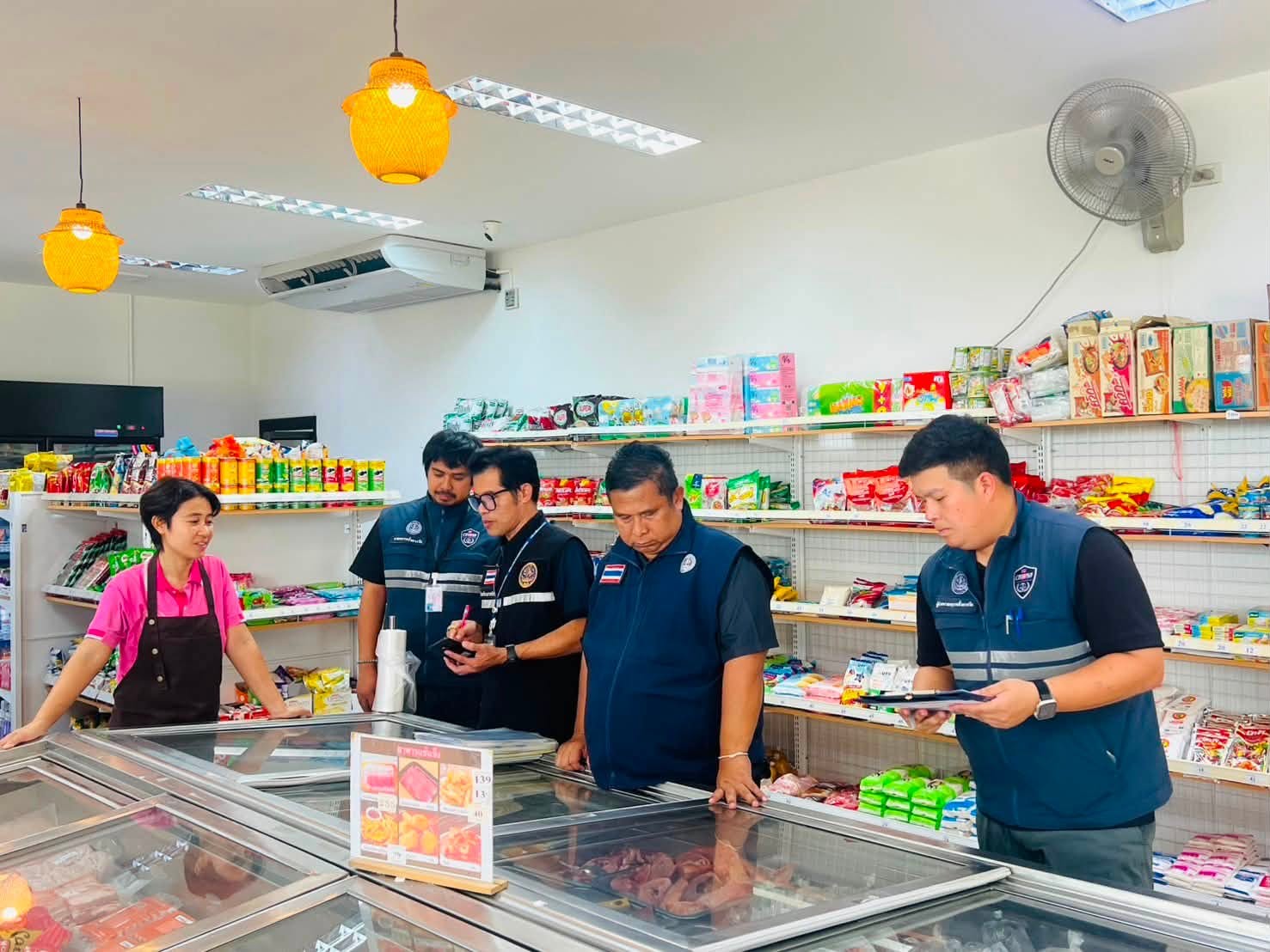 พาณิชย์จังหวัดเพชรบุรี ร่วมกับสำนักงานสาขาชั่วตวงวัดเขต 0-6 เพชรบุรี ลงพื้นที่ติดตามตรวจสอบร้านจำหน่ายหมูสด ไก่สด ในพื้นที่อำเภอชะอำ สร้างความมั่นใจให้กับผู้บริโภค เน้นย้ำให้ผู้ประกอบการถือปฏิบัติตามกฎหมาย อย่างเคร่งครัด