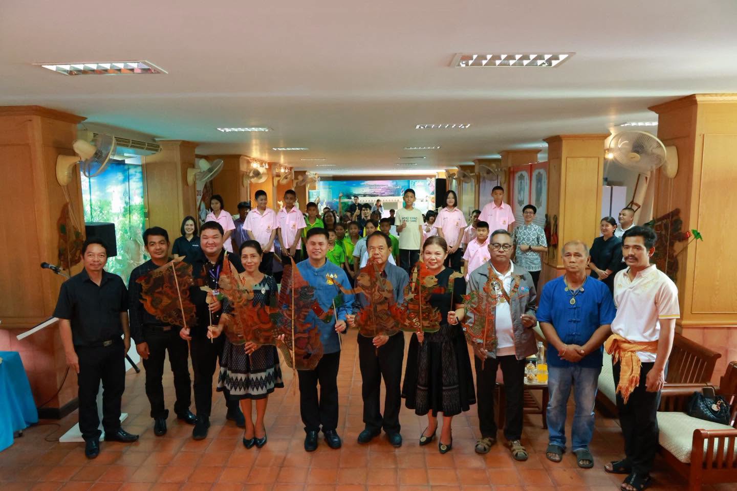 วัฒนธรรมจังหวัดเพชรบุรี ฝึกอบรมเชิงปฏิบัติการเรียนรู้ศิลปะการทำตัวหนัง &nbsp;ส่งเสริมให้เด็กและเยาวชนได้เรียนรู้ภูมิปัญญาทางวัฒนธรรมจากการลงมือปฏิบัติจริง เกิดความรู้ ความเข้าใจ และเห็นคุณค่าของศิลปะการทำตัวหนัง