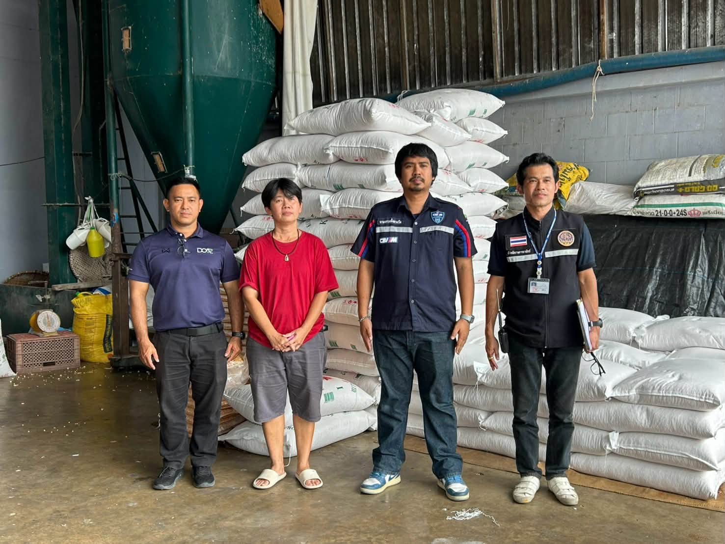 พาณิชย์จังหวัดเพชรบุรี ร่วมกับคณะทำงาน ลงพื้นที่ตรวจสอบผู้ประกอบการค้าข้าวโพดเลี้ยงสัตว์ในพื้นที่ อำเภอท่ายาง ตรวจการแจ้งราคา ปริมาณ สถานทีเก็บ และจัดทำบัญชีคุมสินค้าข้าวโพดเลี้ยง มีปริมาณครบถ้วน ถูกต้อง ตรงตามบัญชีคุม