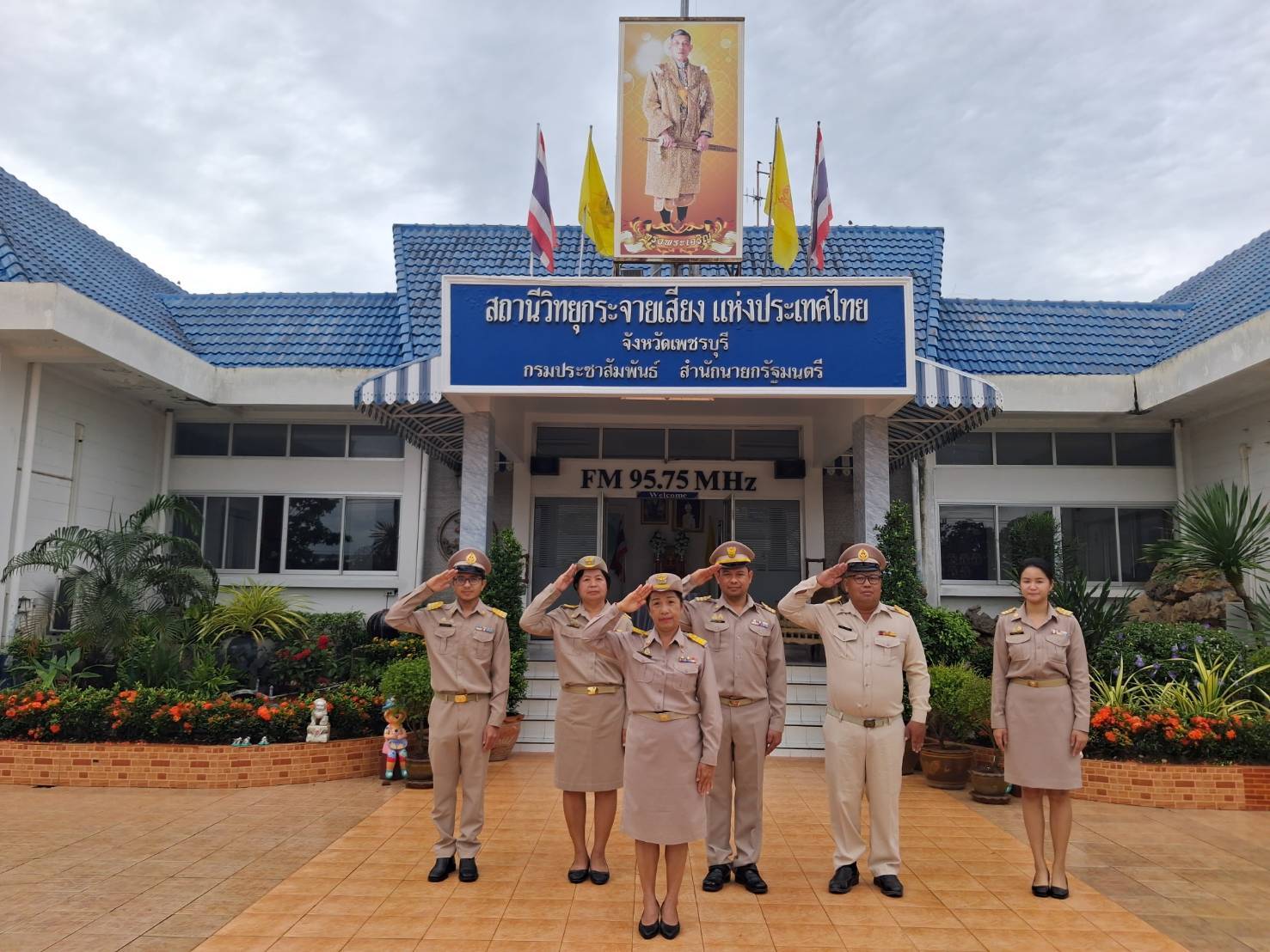 สวท.เพชรบุรี ร่วมกิจกรรมเคารพธงชาติ วันพระราชทานธงชาติไทย &nbsp;28 กันยายน น้อมรำลึกพระมหากรุณาธิคุณ ล้นเกล้าฯ รัชกาลที่ 6 ทรงพระราชทานธงไตรรงค์เป็นธงชาติไทย สร้างความภาคภูมิใจของคนในชาติ&nbsp;