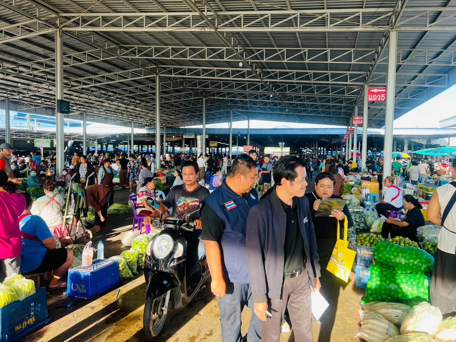 พาณิชย์จังหวัดเพชรบุรีติดตามสถานการณ์สินค้าพืชผัก ณ ตลาดกลางการเกษตร ในช่วงสถานการณ์น้ำท่วม ปริมาณสินค้าพืชผักมีเพียงพอต่อความต้องการของผู้บริโภค และยังสามารถกระจายสินค้าเข้าสู่ตลาดได้อย่างต่อเนื่อง