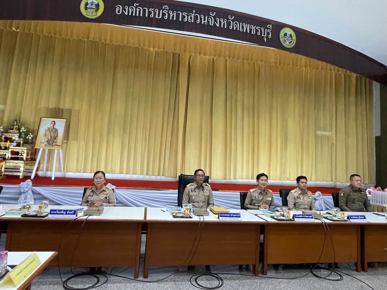 ผู้ว่าราชการจังหวัดเพชรบุรี &nbsp; บูรณาการหน่วยงานที่เกี่ยวข้อง แจ้งเตือนประชาชนที่อาศัยอยู่บริเวณ ริ่มตลิ่ง และพื้นที่ลุ่มต่ำ &nbsp;เตรียมพร้อมรับน้ำที่เกินปริมาณเก็บกักในพื้นที่เขื่อนแก่งกระจาน&nbsp;&nbsp; 