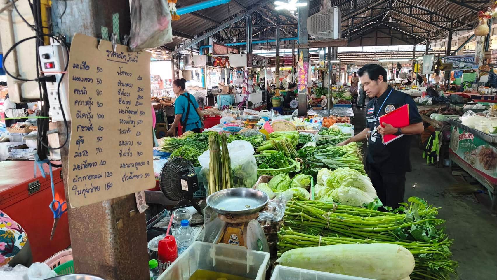 พาณิชย์จังหวัดเพชรบุรี &nbsp;ติดตามสถานการณ์ราคาผักและไข่ไก่ &nbsp;ในพื้นที่จังหวัดเพชรบุรี &nbsp;ด้านปริมาณ ราคา ในช่วงเทศกาลกินเจและผลกระทบจากน้ำท่วม พร้อมขอความร่วมมือผู้ประกอบการจำหน่ายสินค้าในราคาที่เป็นธรรมและไม่ฉวยโอกาสขึ้นราคาสินค้า