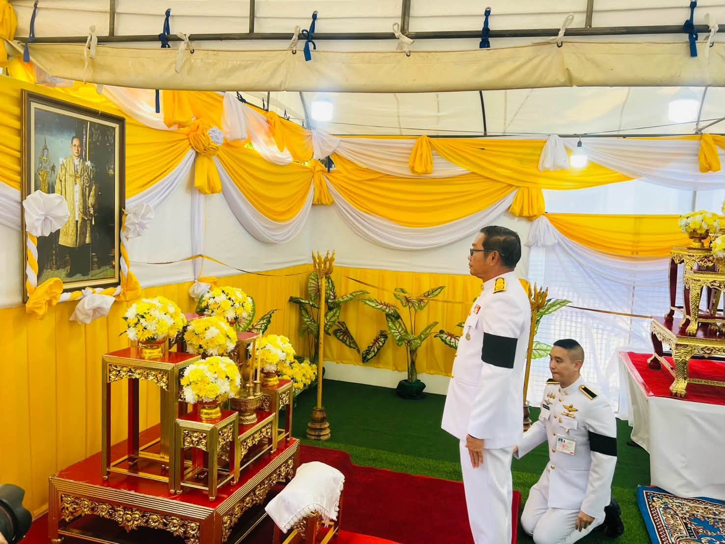 ผู้ว่าราชการจังหวัดเพชรบุรี นำพสกนิกรทุกหมู่เหล่า ทำบุญ ตักบาตร และพิธีวางพุ่มดอกไม้ถวายราชสักการะ กิจกรรมจิตอาสา คล้ายวันสวรรคตในหลวงรัชกาลที่ 9 น้อมรำลึกในพระมหากรุณาธิคุณอันหาที่สุดมิได้