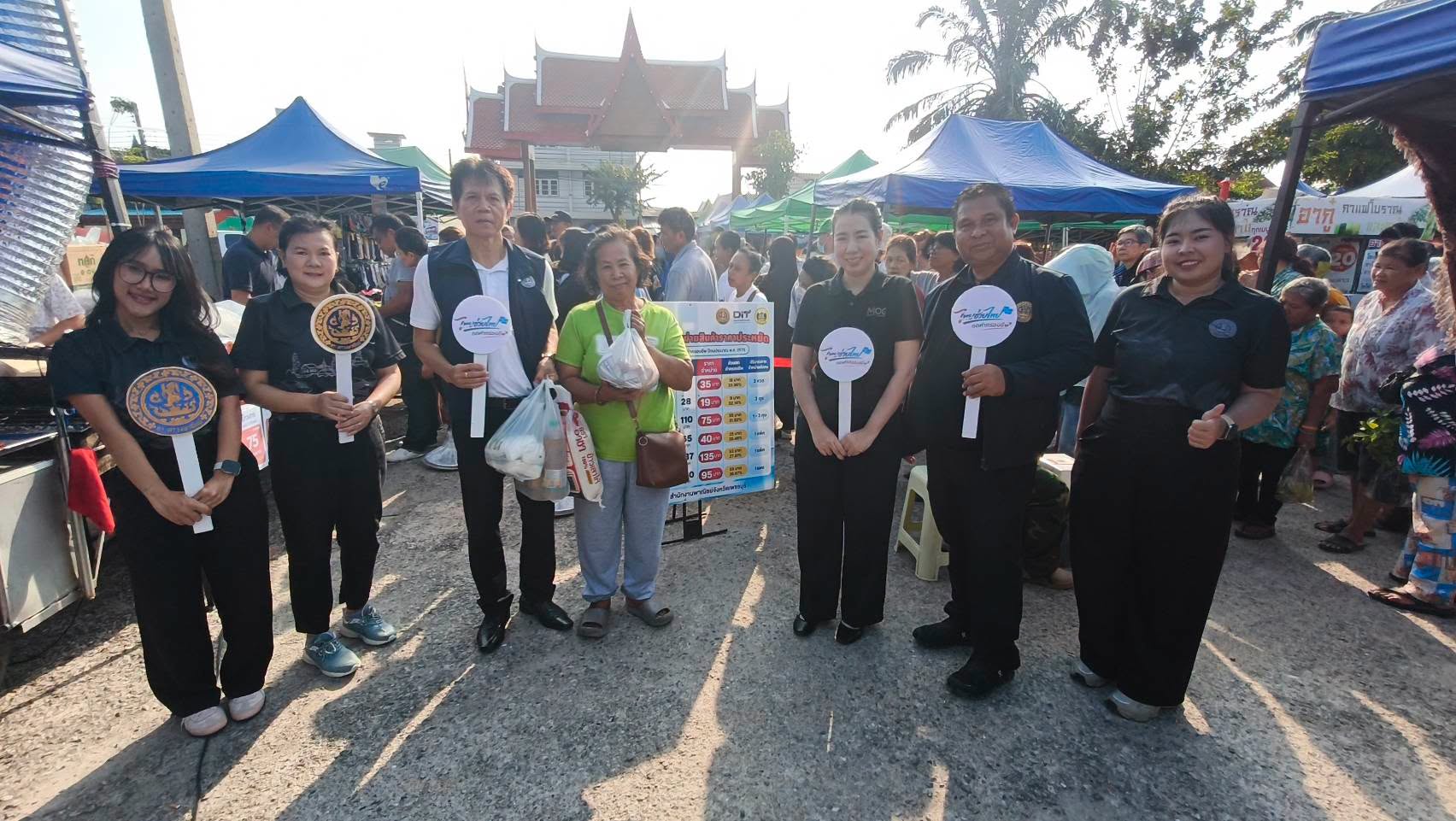 พาณิชย์จังหวัดเพชรบุรี &nbsp;KICK OFF โครงการ &ldquo;ไทยช่วยไทย ลดค่าครองชีพประชาชน&rdquo; &nbsp;ตลาดนัดวัดพระนอน นำสินค้าจำเป็นราคาพิเศษ ลดสูงสุด 20-40% ประชาชนให้ความสนใจมาซื้อสินค้าเป็นจำนวนมาก