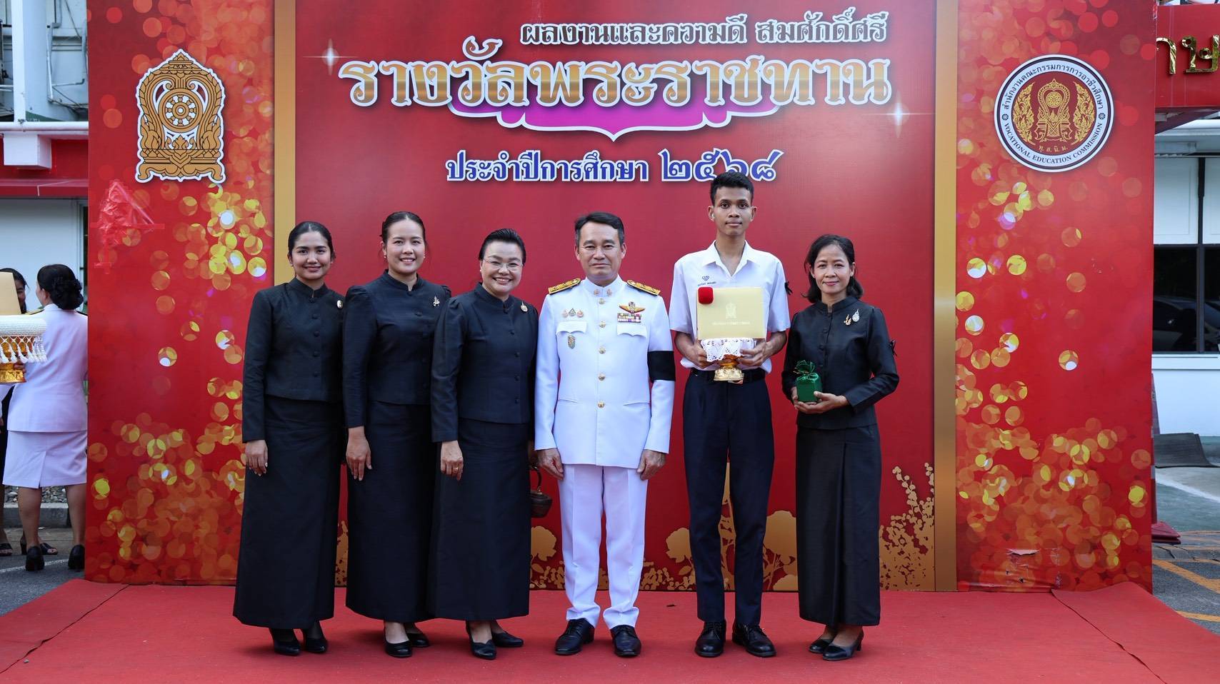 วิทยาลัยอาชีวศึกษาเพชรบุรี &nbsp;นำนักเรียนและสถานศึกษาเข้ารับรางวัลพระราชทาน ประจำปีการศึกษา 2568 สร้างแรงบันดาลใจให้ผู้เรียนมุ่งมั่นทำความดี ตั้งใจศึกษาเล่าเรียน เป็นแรงผลักดันให้สถานศึกษาพัฒนาคุณภาพการจัดการศึกษาอย่างต่อเนื่อง