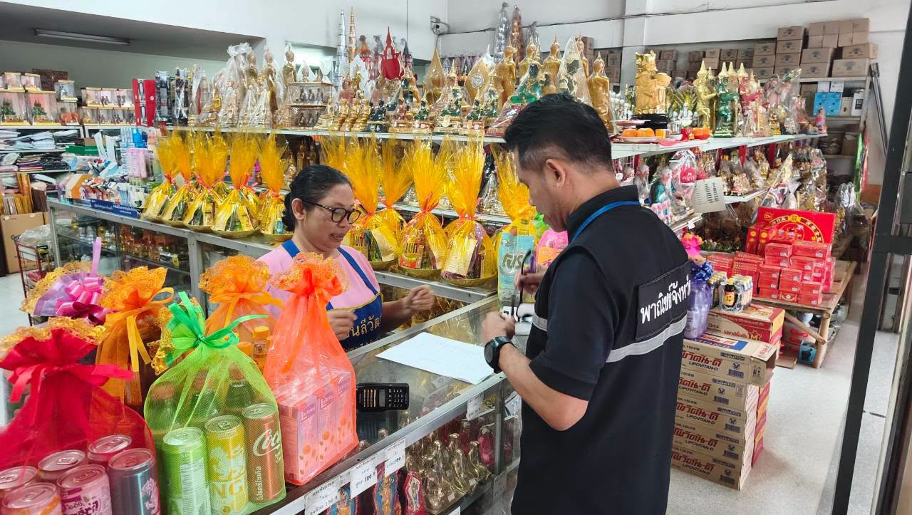 พาณิชย์จังหวัดเพชรบุรี ลงพื้นที่ในการกำกับดูแลรักษาความเป็นธรรมทางการค้า และป้องปรามมิให้ผู้ประกอบการฉวยโอกาสปรับขึ้นราคาสินค้าโดยไม่มีเหตุผลอันสมควร ในช่วงใกล้วันสำคัญทางพระพุทธศาสนา วันออกพรรษา ปี 2569