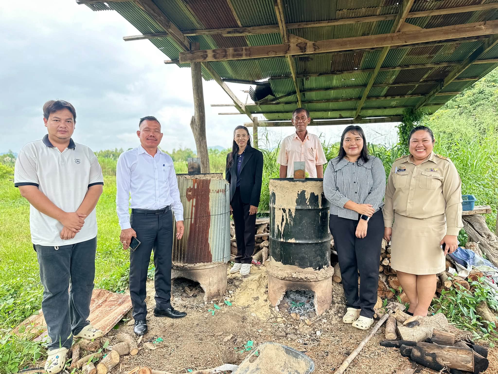เกษตรจังหวัดเพชรบุรี ลงพื้นที่ติดตามการดำเนินกิจกรรม ศพก. อำเภอหนองหญ้าปล้อง พร้อมติดตามกิจกรรมการผลิตถ่านไบโอชาร์
