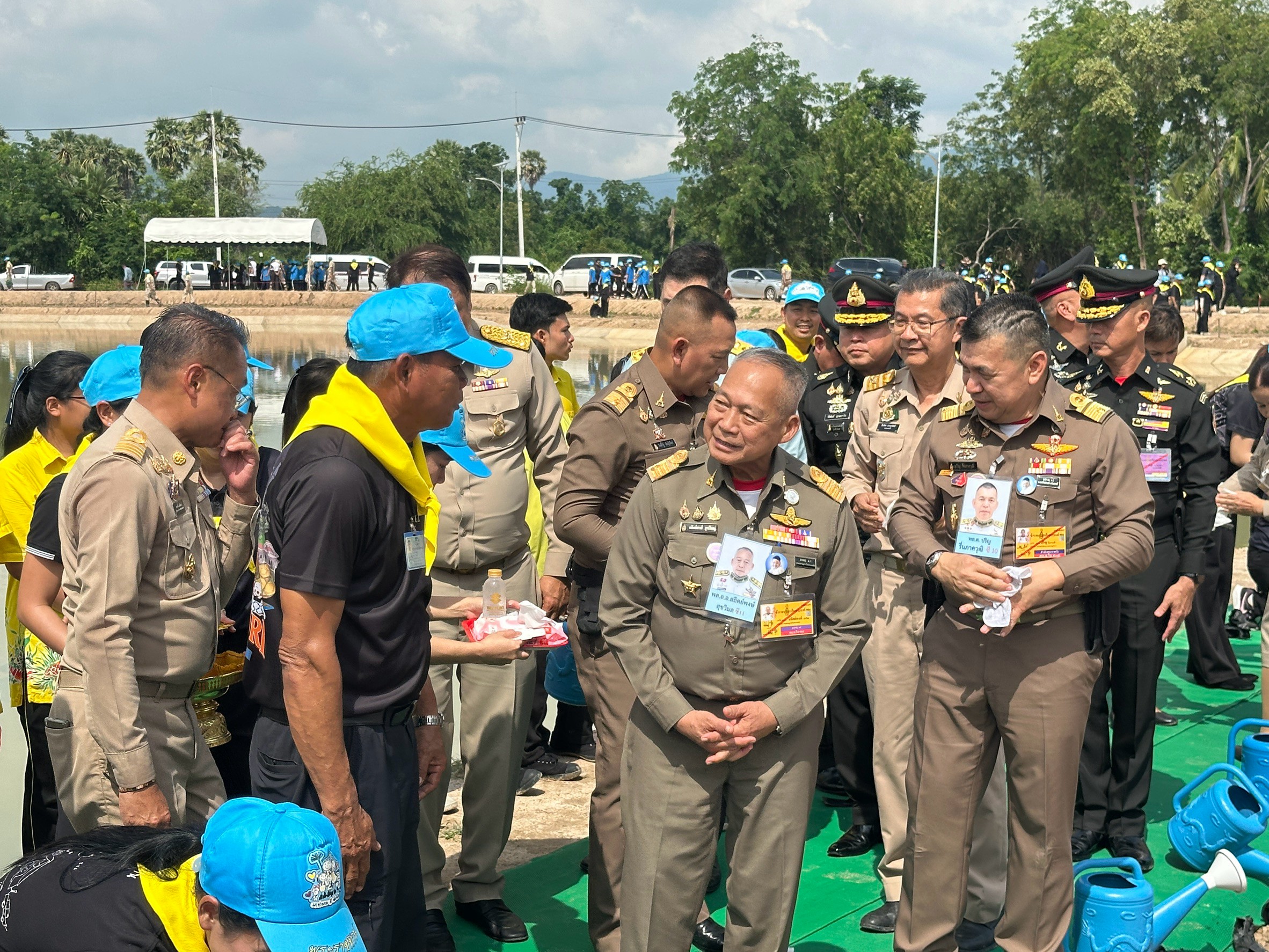 ราชเลขานุการในพระองค์ พร้อมคณะ ร่วมกับผู้ว่าราชการจังหวัดเพชรบุรี ข้าราชการ จิตอาสา และประชาชน ร่วมปลูกต้นกระดุมทอง จำนวน 7,000 ต้น &nbsp;รอบอ่างเก็บน้ำแก้มลิงลำห้วยใหญ่ เพื่อฟื้นฟูและเพิ่มพื้นที่สีเขียว